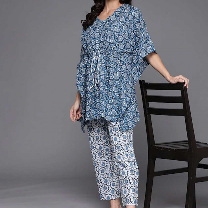 Women Blue & White Ethnic Motifs Printed Cotton Night Suit